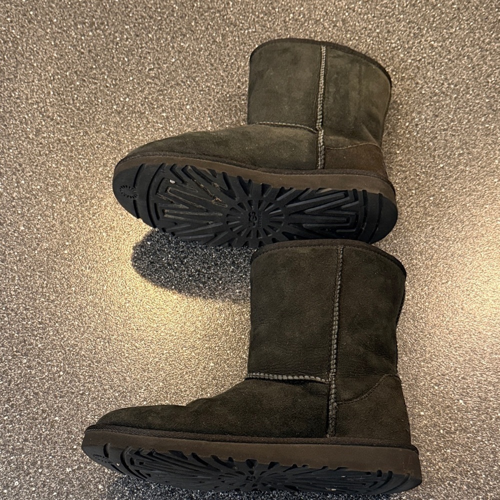 UGG Women's Black Classic Short II Winter Boots - size 6 - Picture 3 of 8